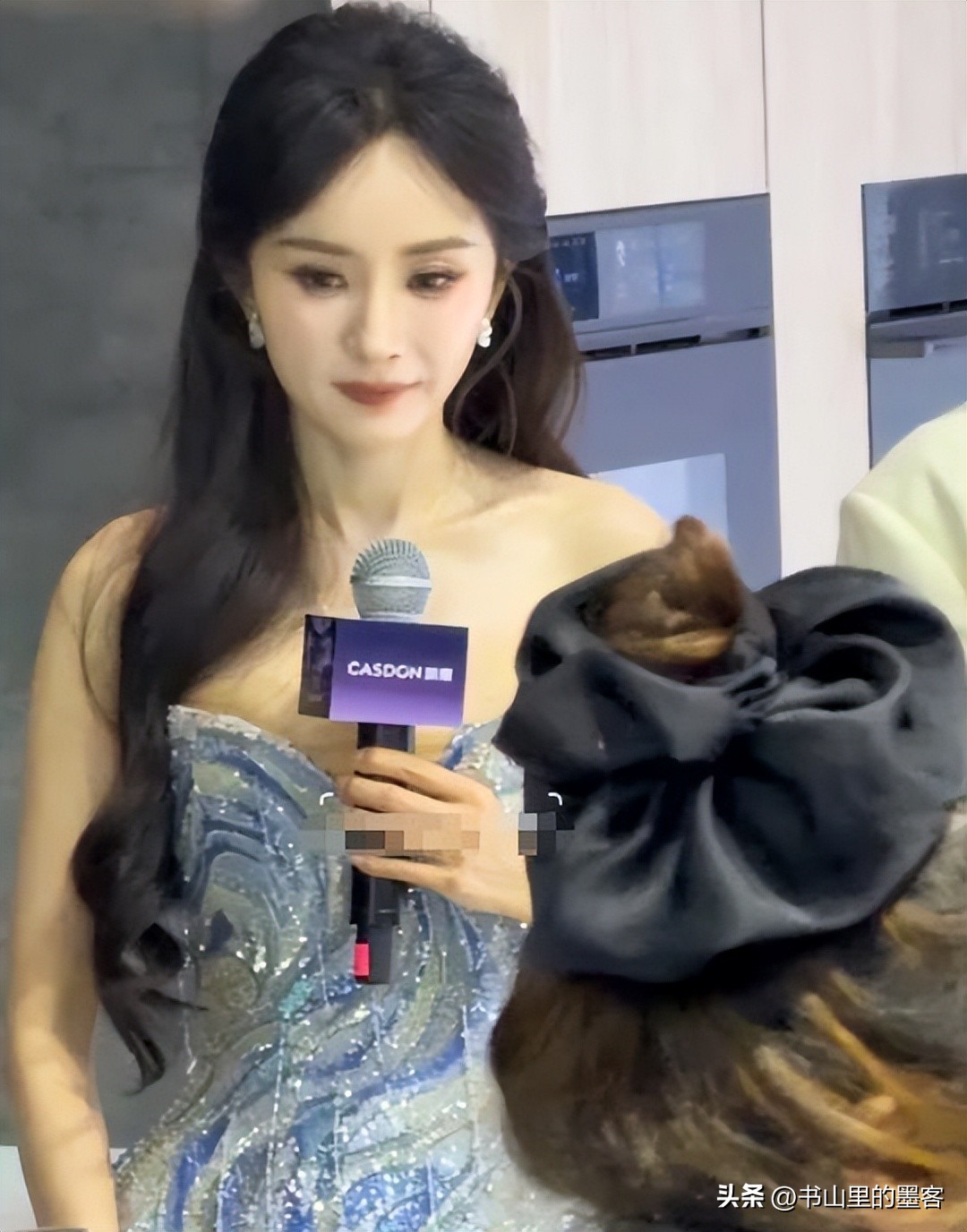 杨幂微博之夜风波_杨幂近期照片2026_杨幂AWE展会造型争议