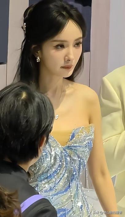 杨幂微博之夜风波_杨幂近期照片2026_杨幂AWE展会造型争议
