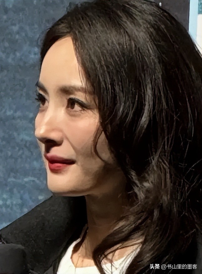 杨幂近期照片2026_杨幂微博之夜风波_杨幂AWE展会造型争议