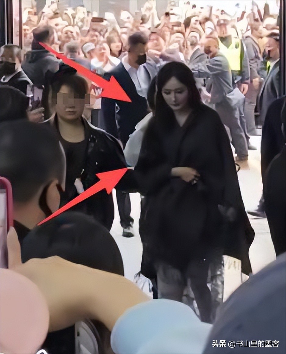 杨幂微博之夜风波_杨幂近期照片2026_杨幂AWE展会造型争议