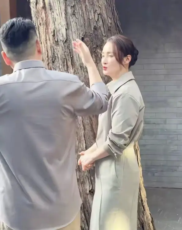 蒋勤勤陈建斌浪漫互动_陈建斌蒋勤勤婚礼_蒋勤勤50岁生日陈建斌宠溺