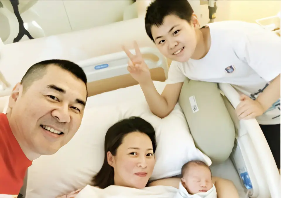 蒋勤勤50岁生日陈建斌宠溺_陈建斌蒋勤勤婚礼_蒋勤勤陈建斌浪漫互动