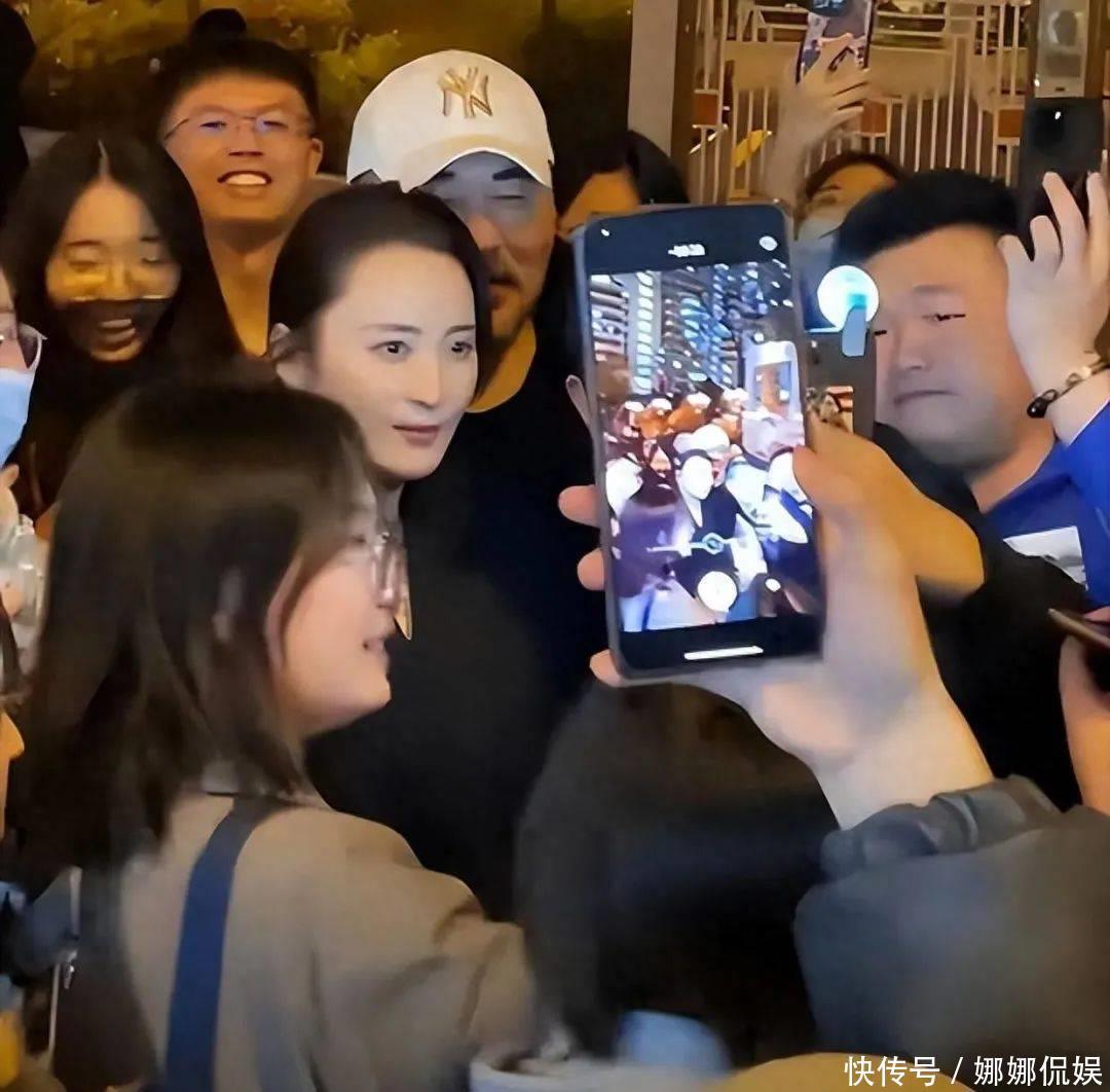 陈建斌蒋勤勤香港电影宣传活动_陈建斌蒋勤勤亲民合影互动_陈建斌蒋勤勤婚礼