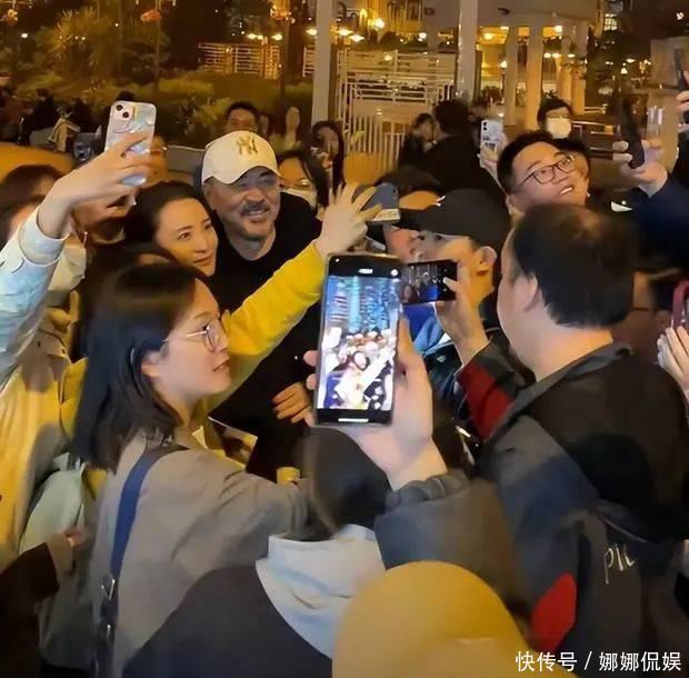 陈建斌蒋勤勤香港电影宣传活动_陈建斌蒋勤勤婚礼_陈建斌蒋勤勤亲民合影互动