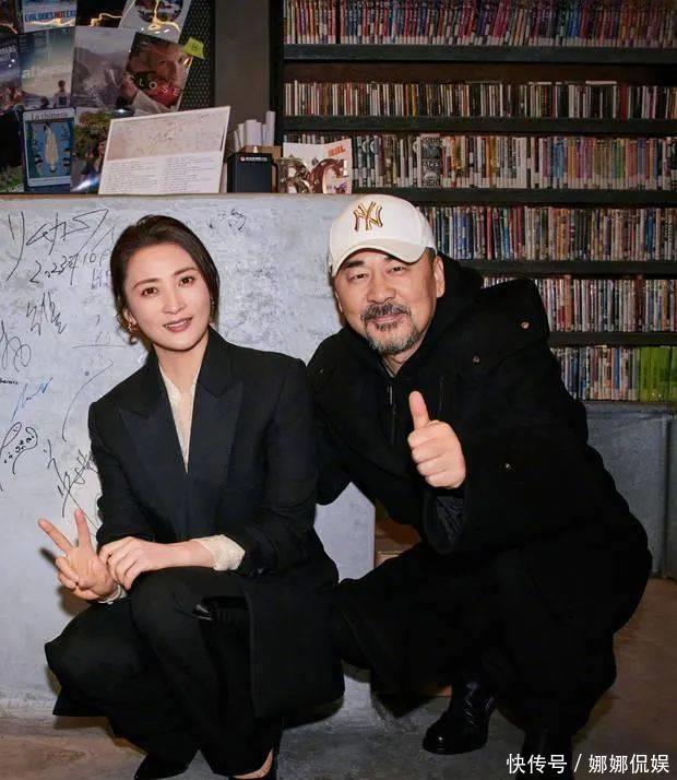 陈建斌蒋勤勤香港电影宣传活动_陈建斌蒋勤勤婚礼_陈建斌蒋勤勤亲民合影互动