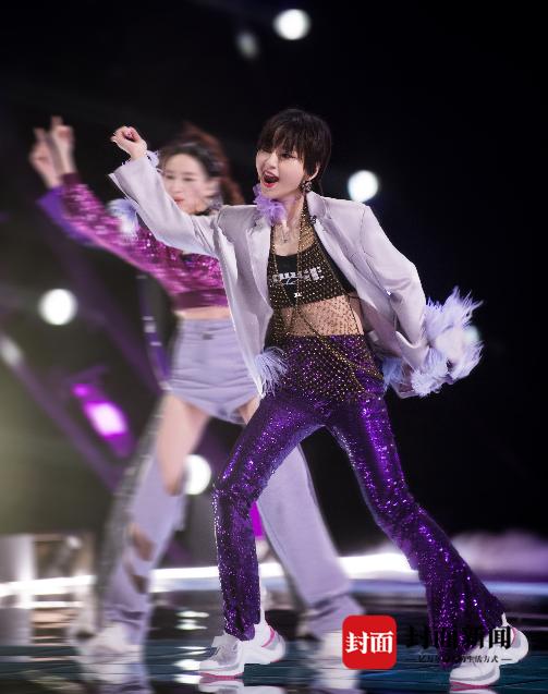 杨幂为周笔畅打call_周笔畅 杨幂 快乐大本营_周笔畅乘风破浪的姐姐2