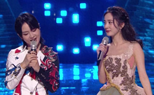 杨幂周笔畅舞台合作_杨幂周笔畅闺蜜友谊_周笔畅 杨幂 快乐大本营
