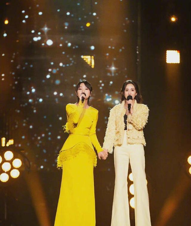 杨幂周笔畅舞台合作_周笔畅 杨幂 快乐大本营_杨幂周笔畅闺蜜友谊