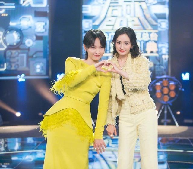杨幂周笔畅舞台合作_杨幂周笔畅闺蜜友谊_周笔畅 杨幂 快乐大本营