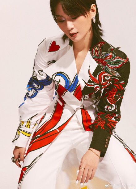 杨幂周笔畅舞台合作_周笔畅 杨幂 快乐大本营_杨幂周笔畅闺蜜友谊