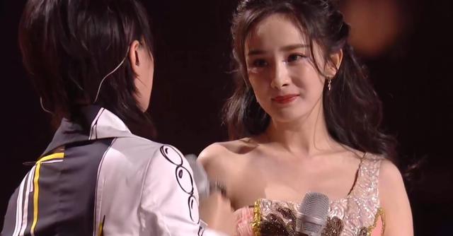 周笔畅 杨幂 快乐大本营_杨幂周笔畅闺蜜友谊_杨幂周笔畅舞台合作