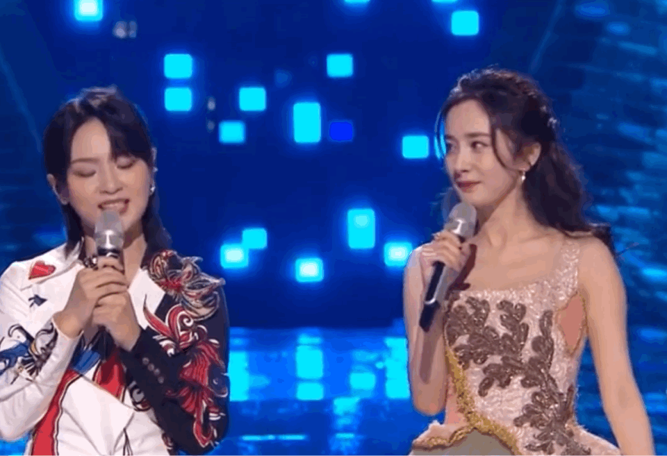 杨幂周笔畅闺蜜友谊_周笔畅 杨幂 快乐大本营_杨幂周笔畅舞台合作