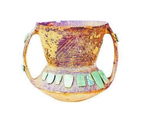 镶绿松石回纹彩陶罐　四坝文化　甘肃省文物考古研究所藏