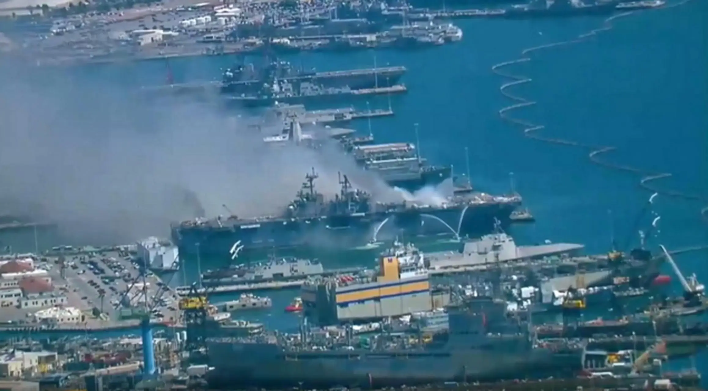 美军最强航母_美军航母维修撤离_福特号航母中东火灾