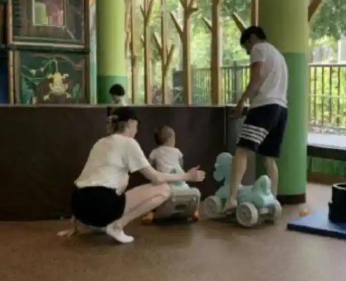 撒贝宁老婆图片大全_撒贝宁和李白恩爱照片_撒贝宁老婆李白出门聚会