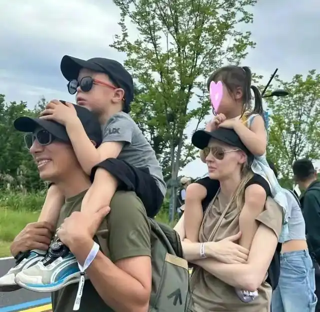 撒贝宁妻子穿搭风格_撒贝宁老婆图片大全_撒贝宁一家幸福生活