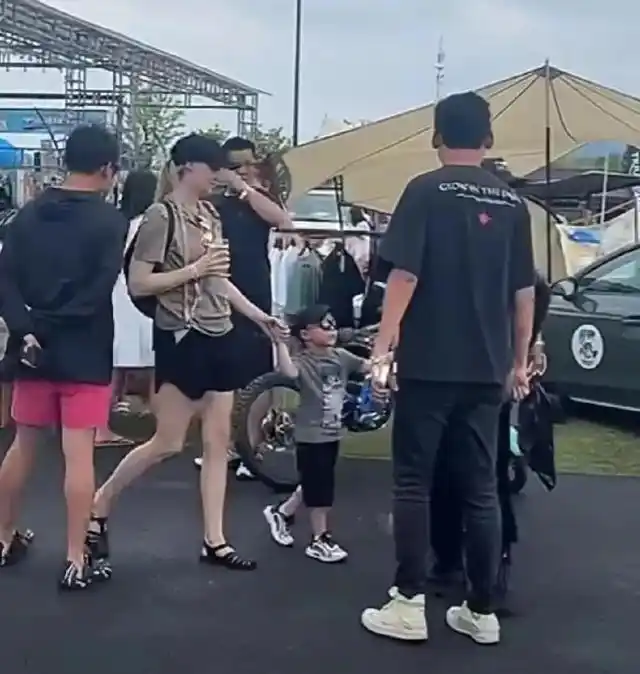 撒贝宁妻子穿搭风格_撒贝宁老婆图片大全_撒贝宁一家幸福生活