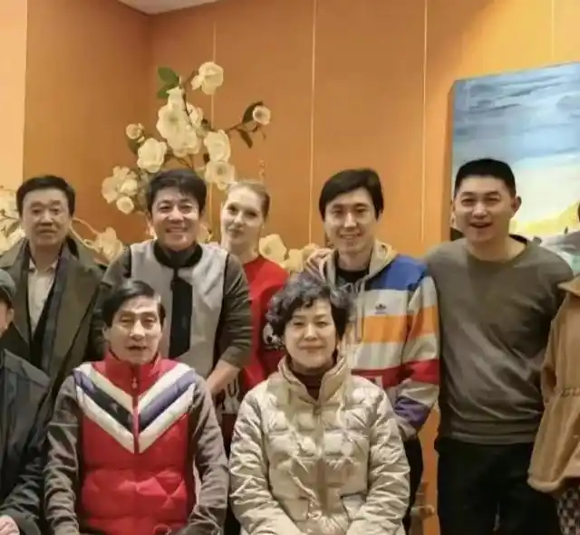 撒贝宁老婆图片大全_撒贝宁妻子穿搭风格_撒贝宁一家幸福生活