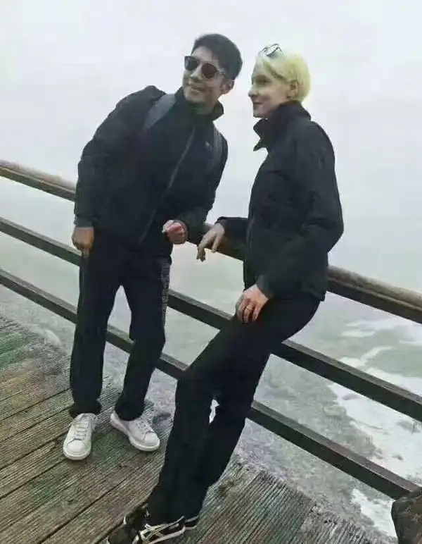 撒贝宁一家幸福生活_撒贝宁妻子穿搭风格_撒贝宁老婆图片大全