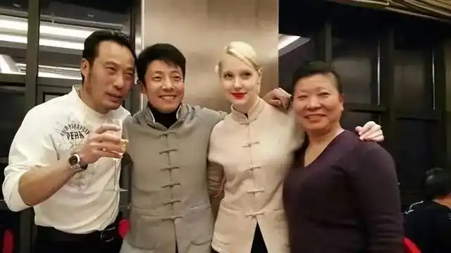 撒贝宁妻子穿搭风格_撒贝宁老婆图片大全_撒贝宁一家幸福生活