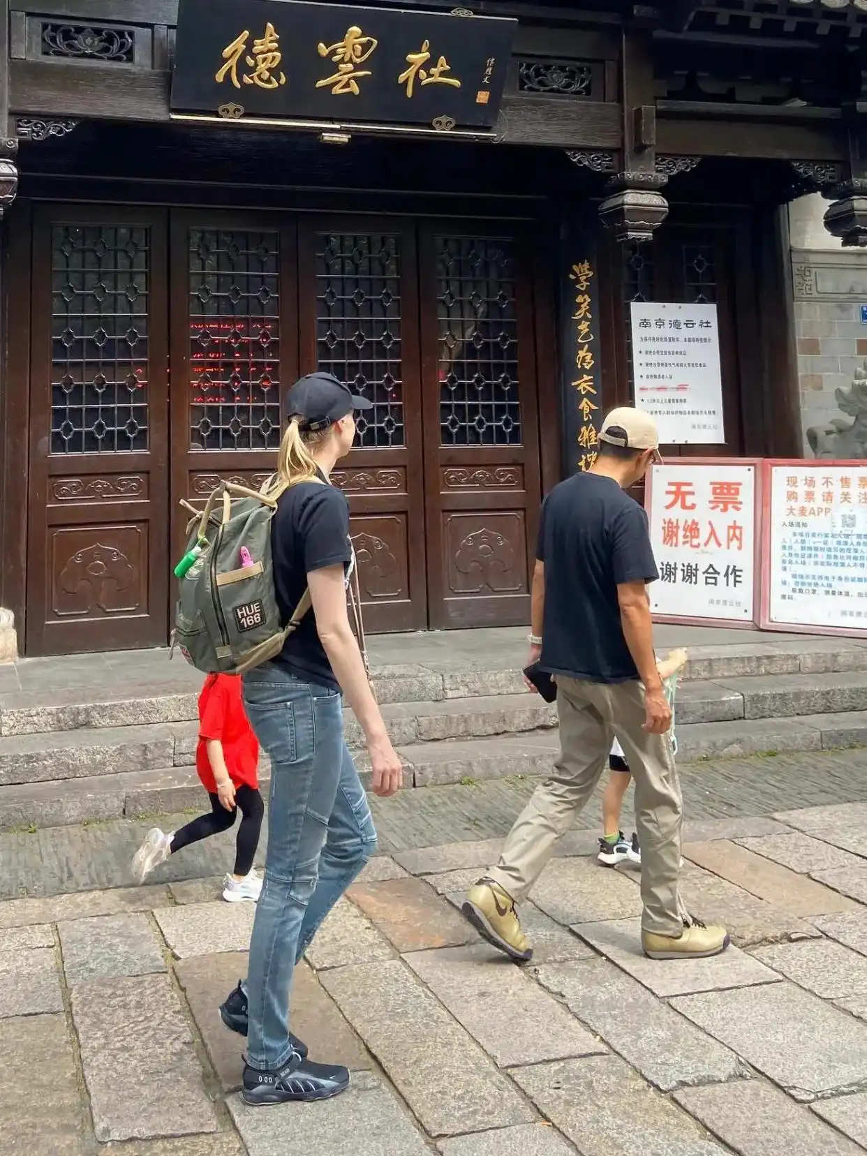 撒贝宁老婆图片大全_撒贝宁一家四口南京游玩_撒贝宁李白龙凤胎日常