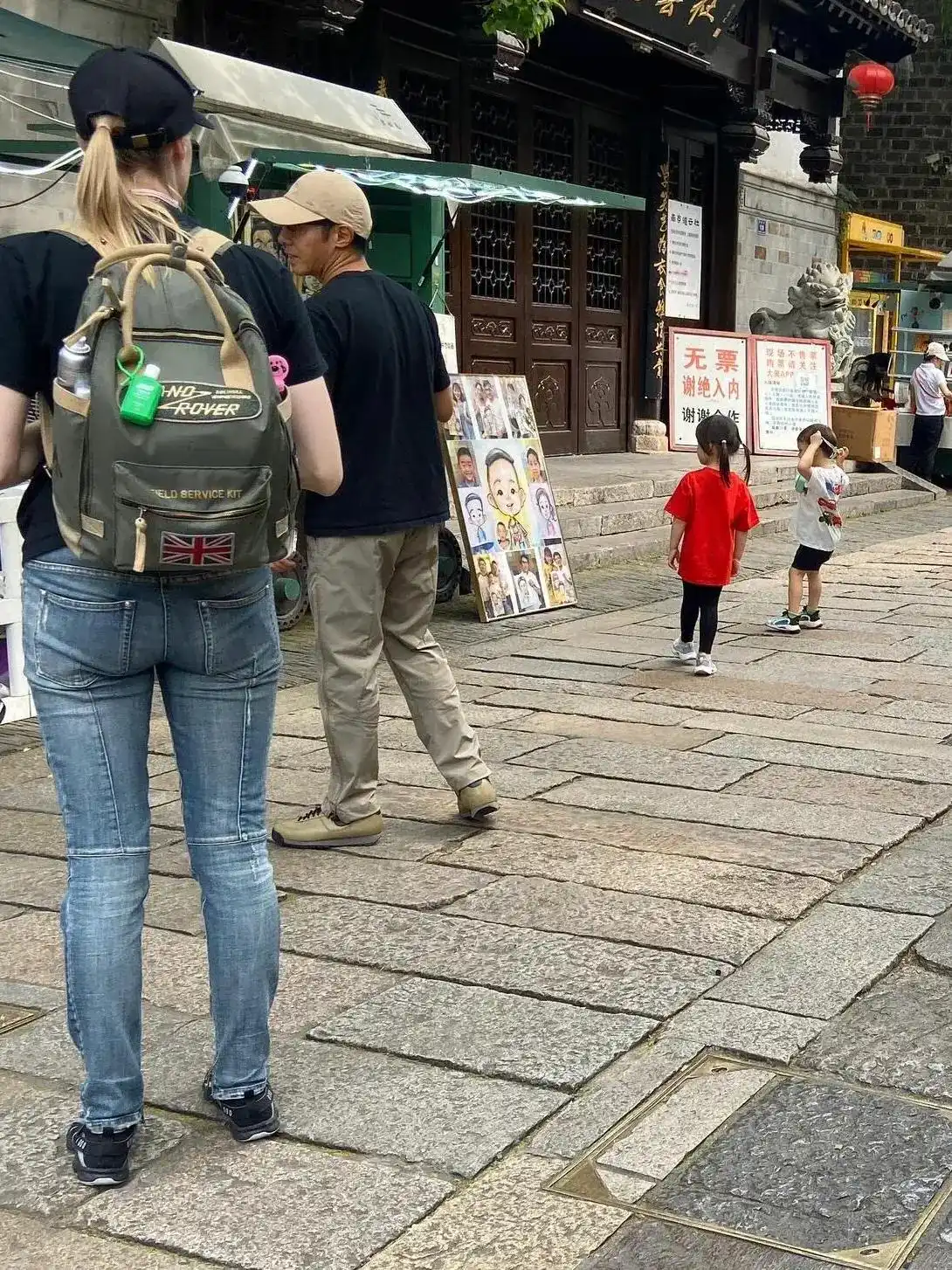 撒贝宁老婆图片大全_撒贝宁一家四口南京游玩_撒贝宁李白龙凤胎日常