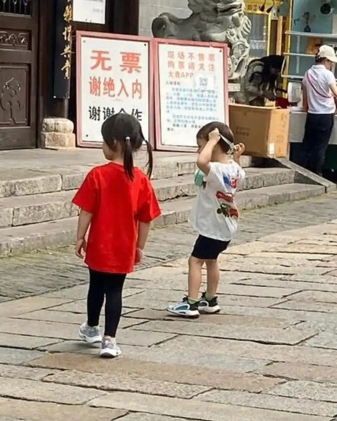 撒贝宁老婆图片大全_撒贝宁一家四口南京游玩_撒贝宁李白龙凤胎日常