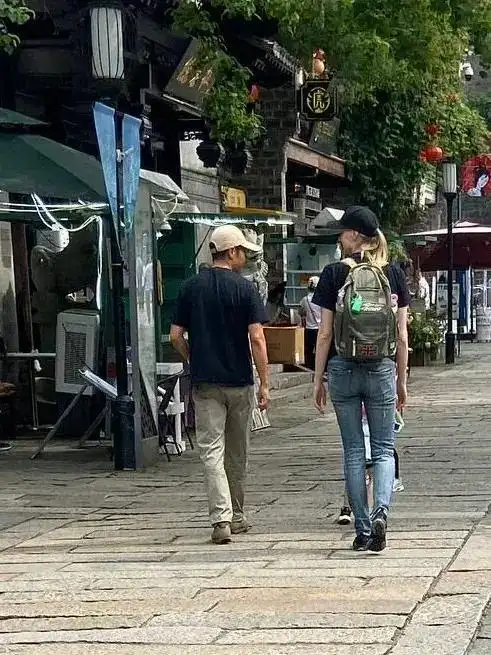 撒贝宁老婆图片大全_撒贝宁李白龙凤胎日常_撒贝宁一家四口南京游玩