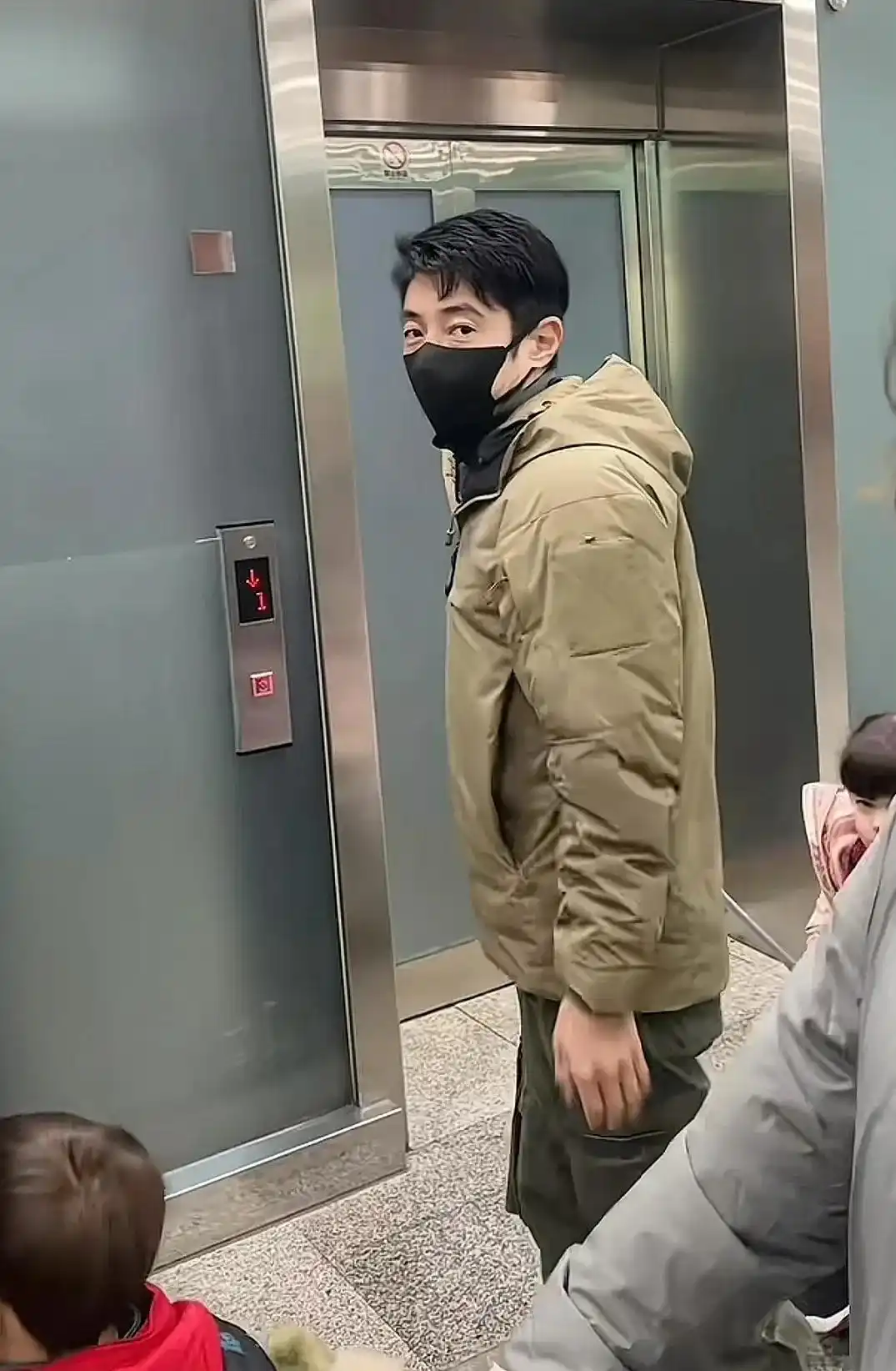 撒贝宁一家四口旅行_撒贝宁年龄50岁_撒贝宁老婆图片大全