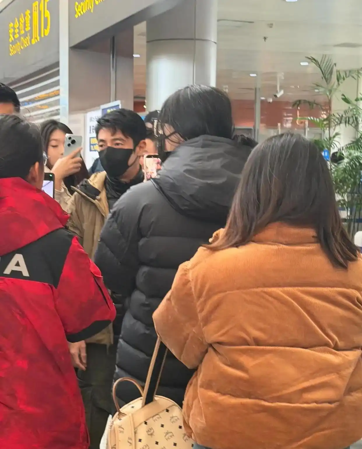 撒贝宁一家四口旅行_撒贝宁老婆图片大全_撒贝宁年龄50岁