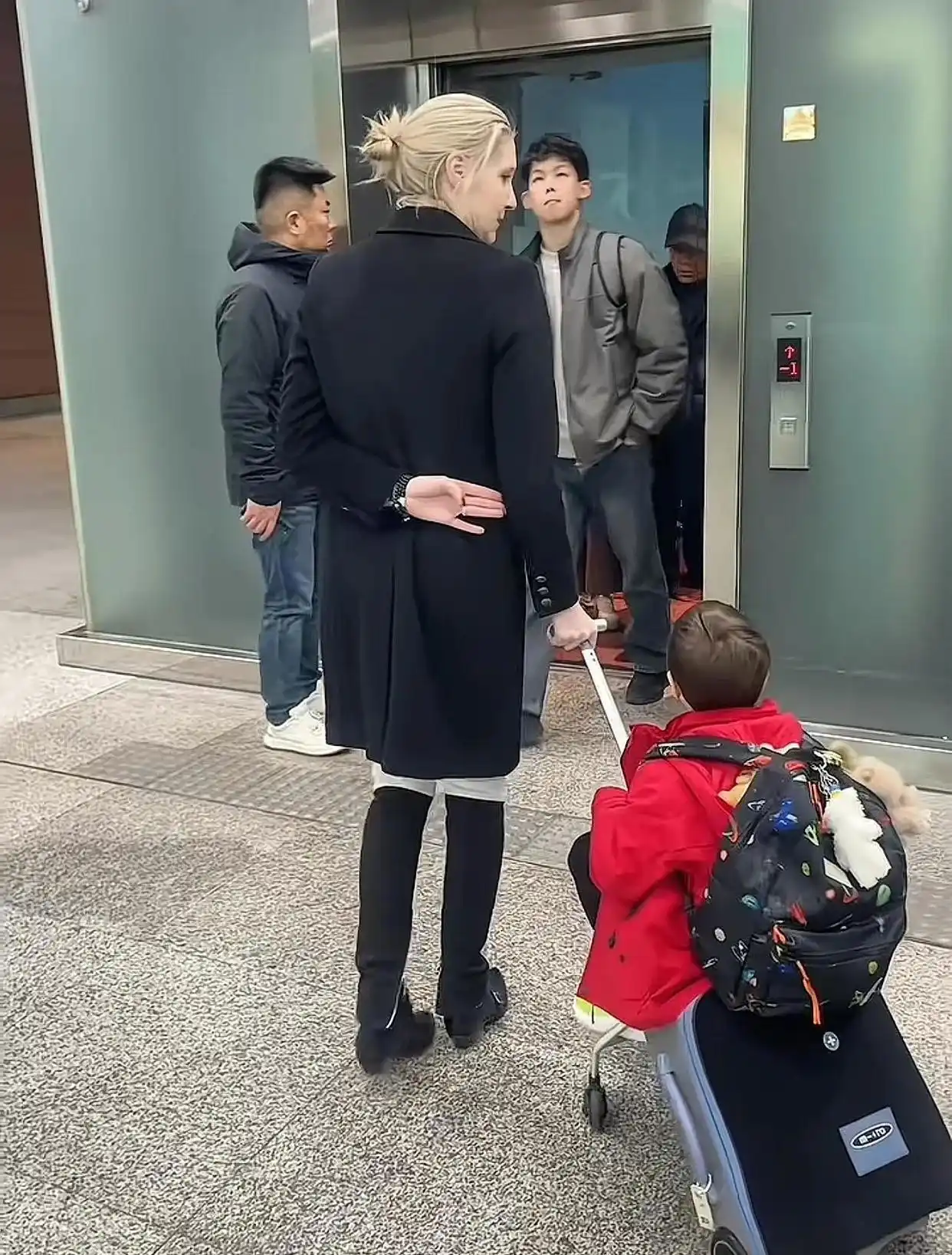 撒贝宁年龄50岁_撒贝宁一家四口旅行_撒贝宁老婆图片大全