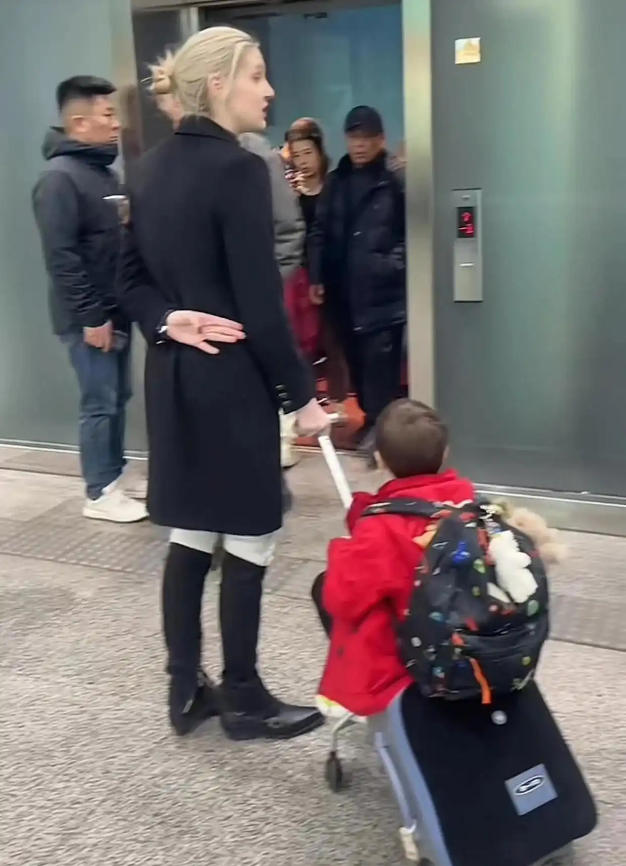 撒贝宁一家四口旅行_撒贝宁老婆图片大全_撒贝宁年龄50岁