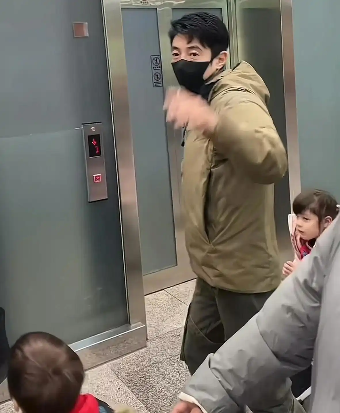 撒贝宁一家四口旅行_撒贝宁年龄50岁_撒贝宁老婆图片大全