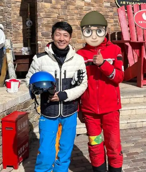 撒贝宁一家四口滑雪_撒贝宁天津滑雪场偶遇_撒贝宁老婆图片大全