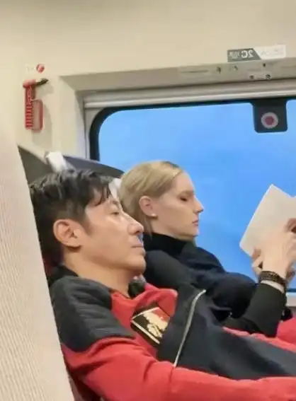 撒贝宁天津滑雪场偶遇_撒贝宁一家四口滑雪_撒贝宁老婆图片大全