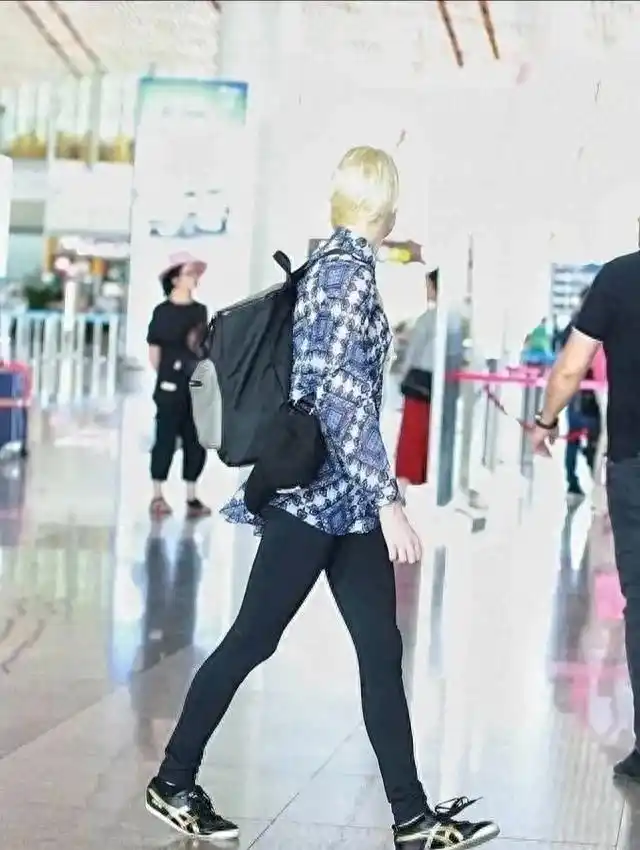 撒贝宁个人魅力分析_撒贝宁妻子机场_撒贝宁老婆图片大全