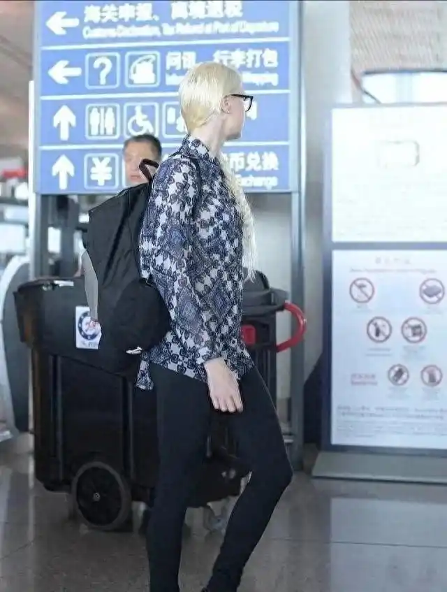 撒贝宁妻子机场_撒贝宁个人魅力分析_撒贝宁老婆图片大全