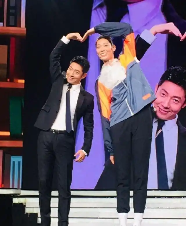 撒贝宁个人魅力分析_撒贝宁老婆图片大全_撒贝宁妻子机场