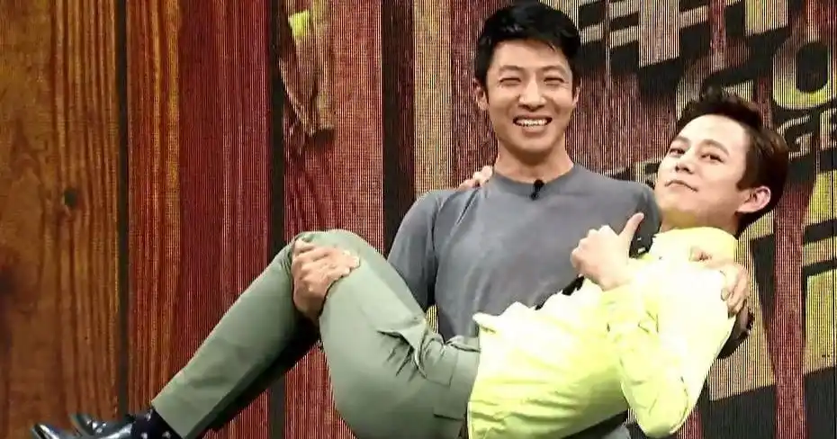 撒贝宁个人魅力分析_撒贝宁老婆图片大全_撒贝宁妻子机场