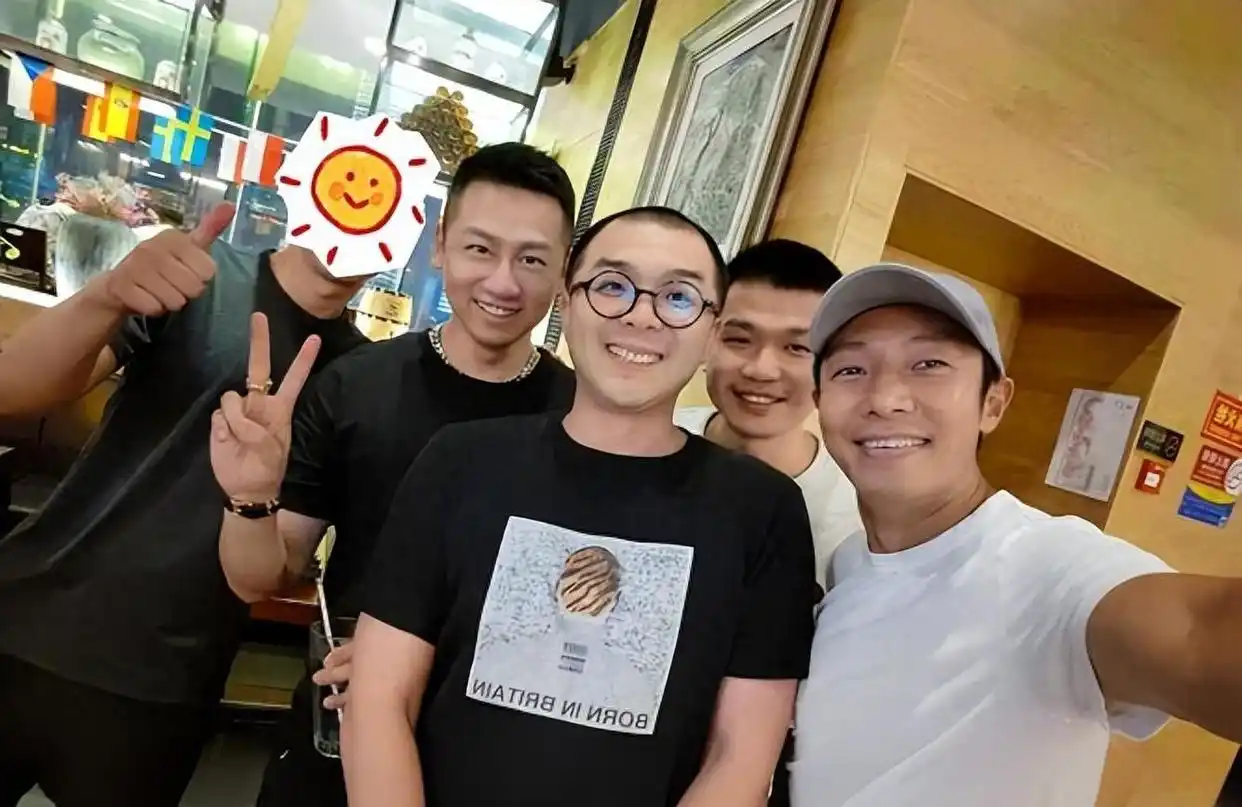 撒贝宁妻子机场_撒贝宁老婆图片大全_撒贝宁个人魅力分析