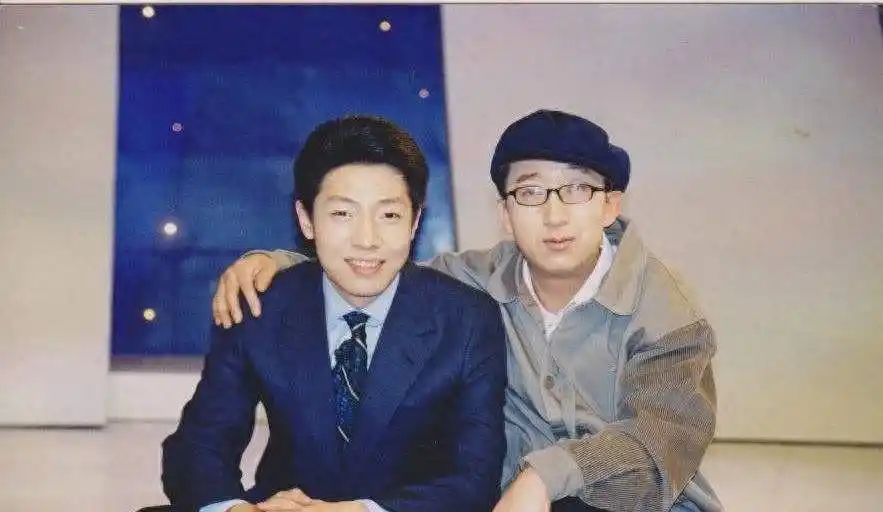 撒贝宁个人魅力分析_撒贝宁老婆图片大全_撒贝宁妻子机场