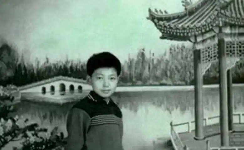 撒贝宁个人魅力分析_撒贝宁老婆图片大全_撒贝宁妻子机场