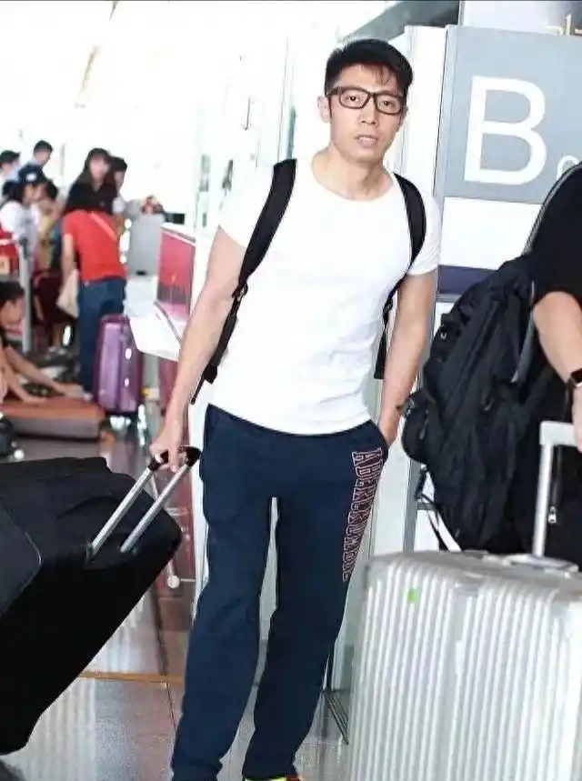 撒贝宁个人魅力分析_撒贝宁妻子机场_撒贝宁老婆图片大全