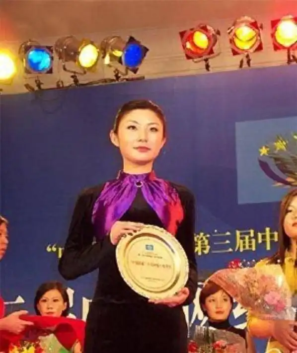 撒贝宁个人魅力分析_撒贝宁老婆图片大全_撒贝宁妻子机场