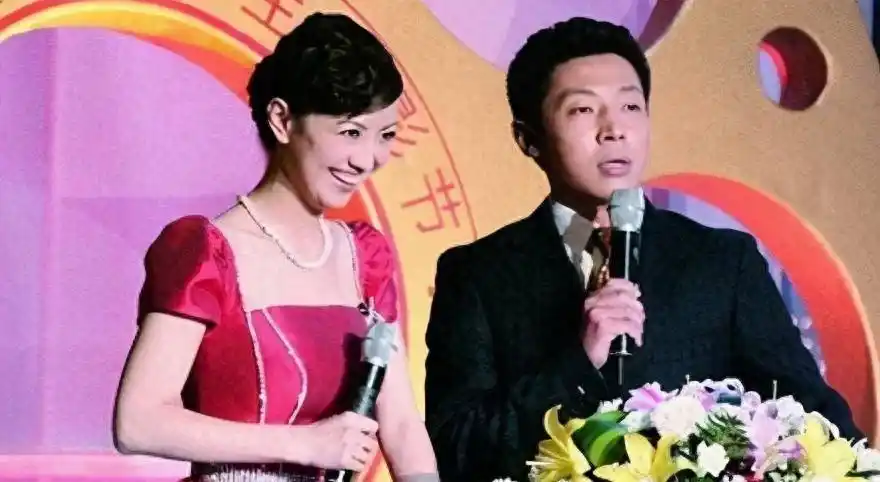 撒贝宁个人魅力分析_撒贝宁老婆图片大全_撒贝宁妻子机场