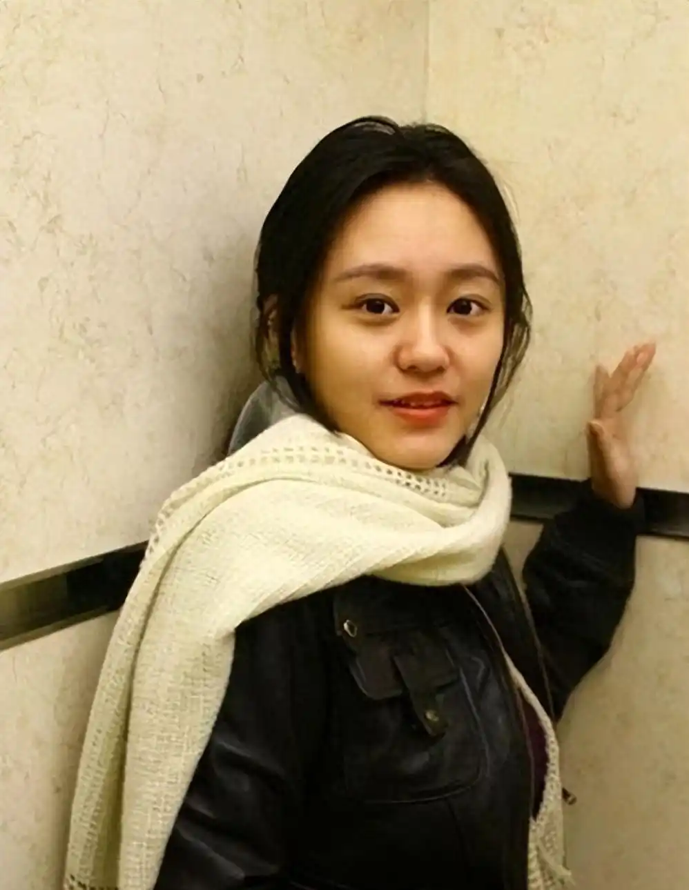 撒贝宁妻子机场_撒贝宁个人魅力分析_撒贝宁老婆图片大全