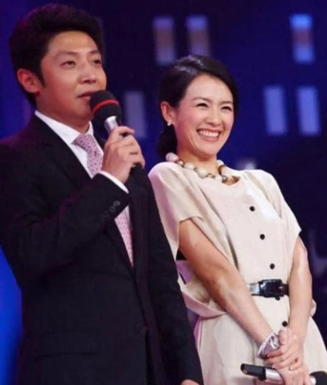 撒贝宁个人魅力分析_撒贝宁老婆图片大全_撒贝宁妻子机场