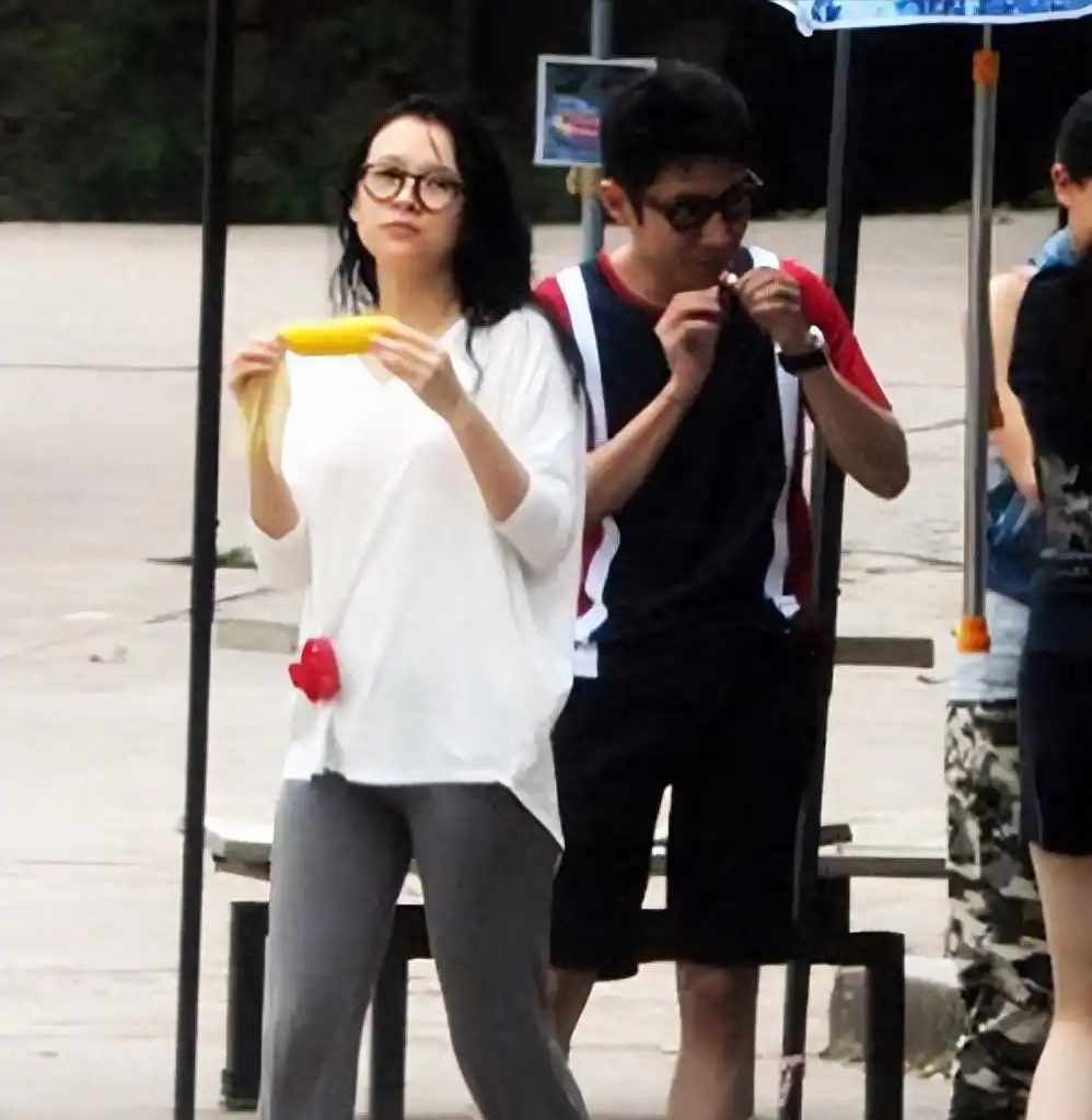 撒贝宁妻子机场_撒贝宁老婆图片大全_撒贝宁个人魅力分析