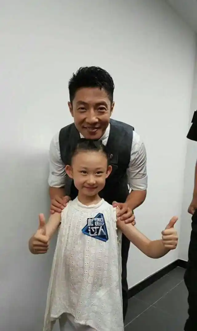 撒贝宁妻子机场_撒贝宁个人魅力分析_撒贝宁老婆图片大全