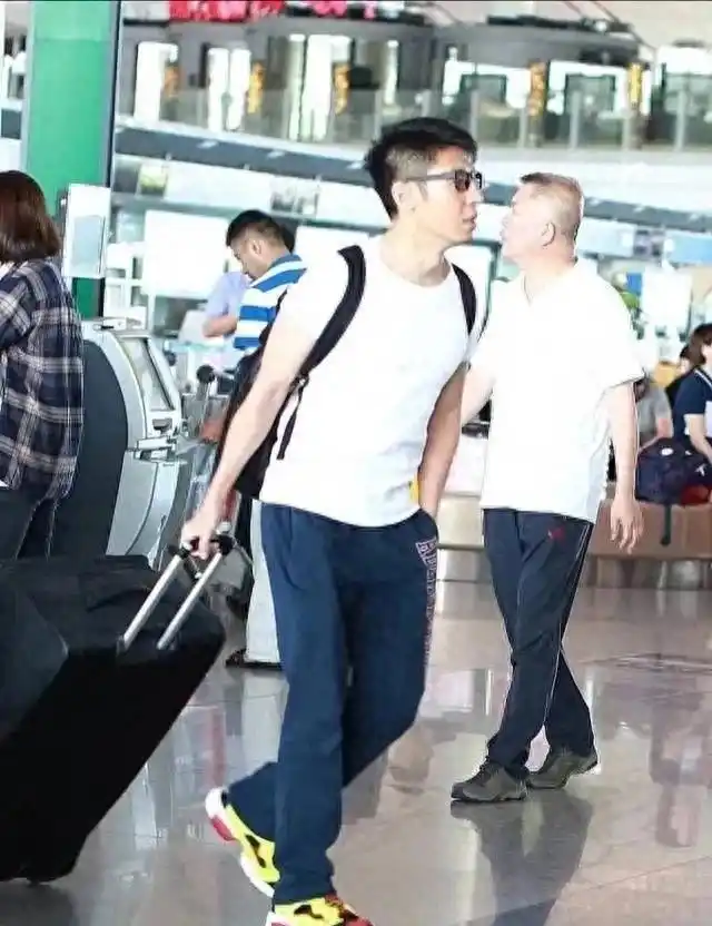 撒贝宁个人魅力分析_撒贝宁老婆图片大全_撒贝宁妻子机场